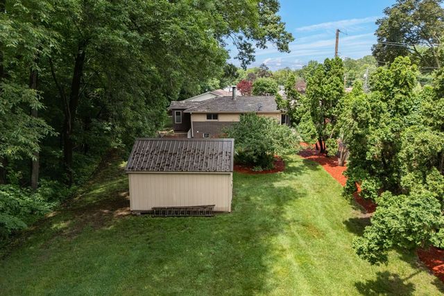 2221 3rd St B Street, East Moline, IL 61244