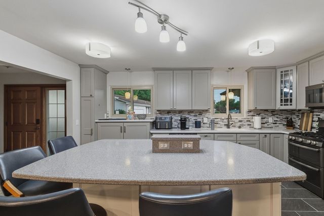 2221 3rd St B Street, East Moline, IL 61244