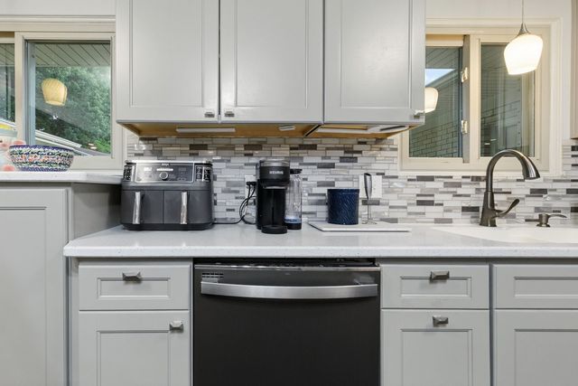 2221 3rd St B Street, East Moline, IL 61244