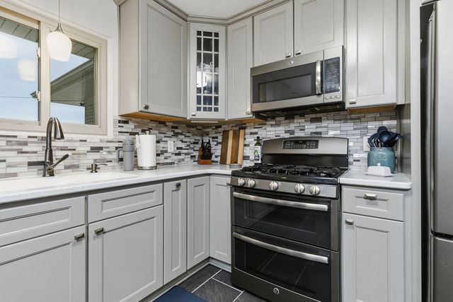 2221 3rd St B Street, East Moline, IL 61244