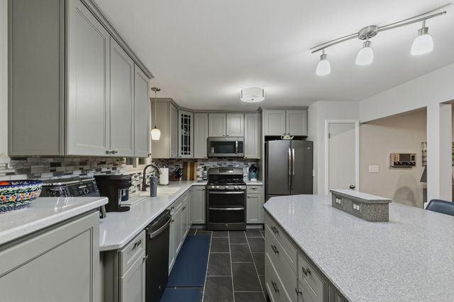 2221 3rd St B Street, East Moline, IL 61244