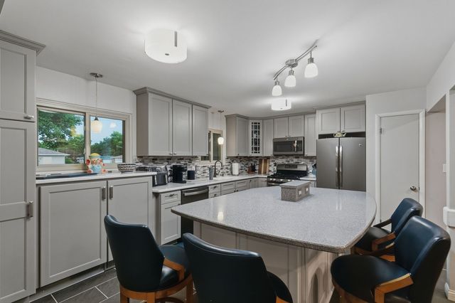 2221 3rd St B Street, East Moline, IL 61244