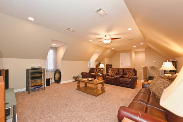 707 Farmington Dr, Lebanon, TN 37087