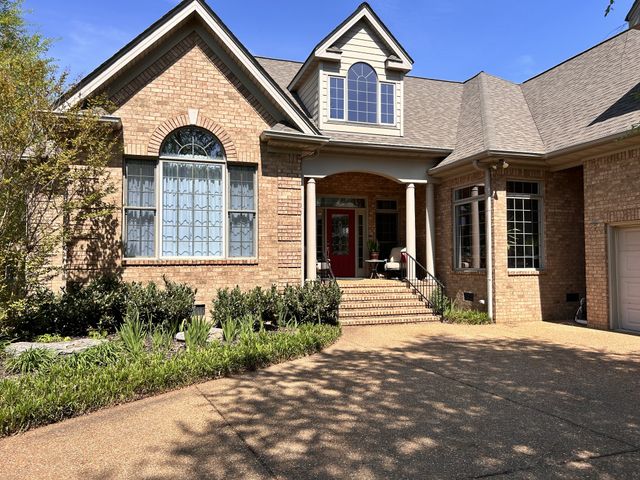 707 Farmington Dr, Lebanon, TN 37087