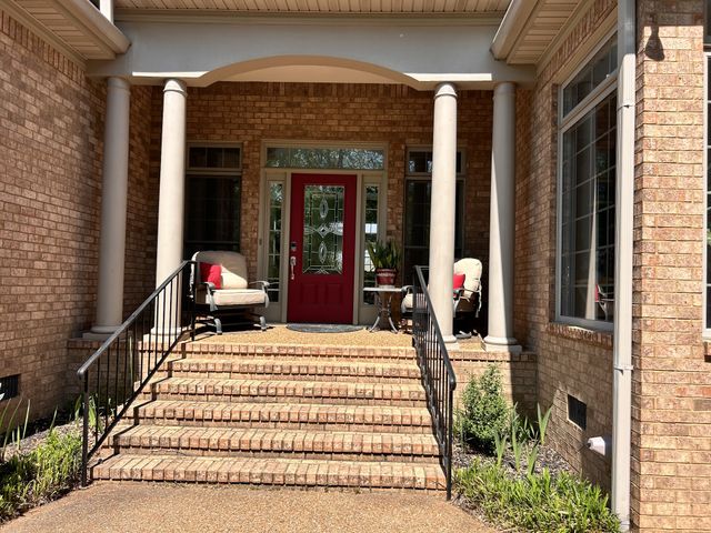707 Farmington Dr, Lebanon, TN 37087