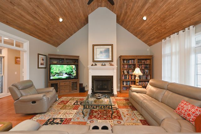 707 Farmington Dr, Lebanon, TN 37087