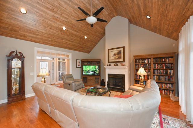 707 Farmington Dr, Lebanon, TN 37087