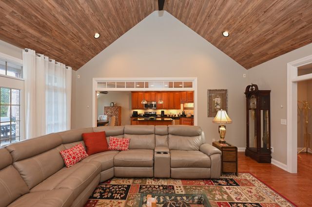 707 Farmington Dr, Lebanon, TN 37087