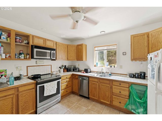 94360 WILLANCH Ln, North Bend, OR 97459