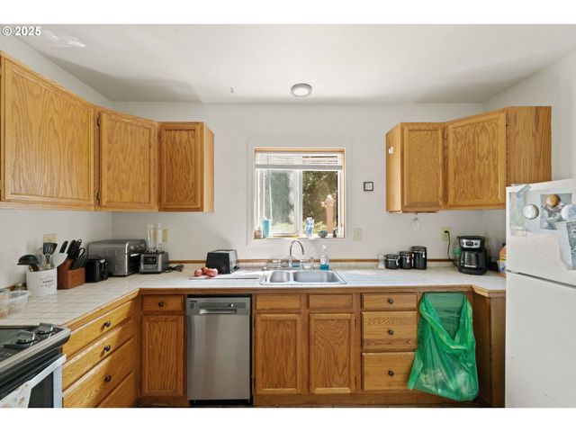 94360 WILLANCH Ln, North Bend, OR 97459