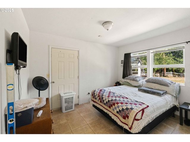 94360 WILLANCH Ln, North Bend, OR 97459