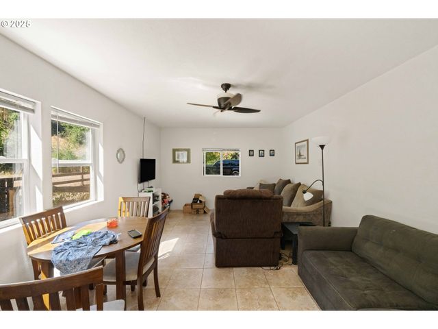 94360 WILLANCH Ln, North Bend, OR 97459