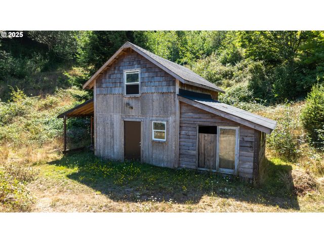 94360 WILLANCH Ln, North Bend, OR 97459