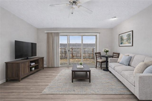 130 Jamestown Ct, Scott Twp, PA 15216