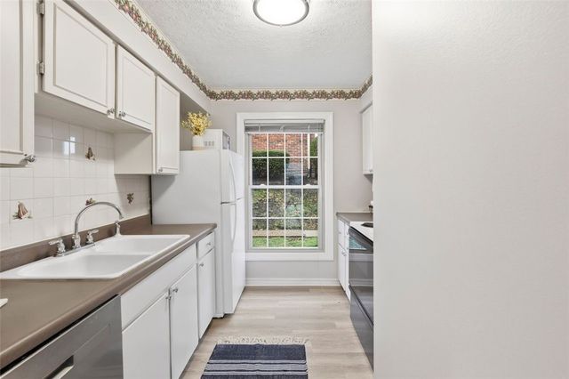 130 Jamestown Ct, Scott Twp, PA 15216