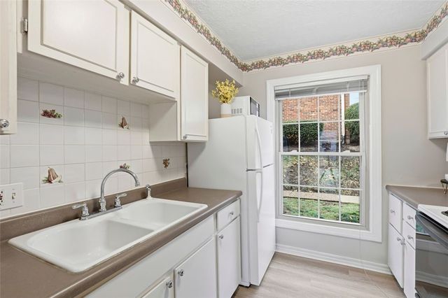 130 Jamestown Ct, Scott Twp, PA 15216