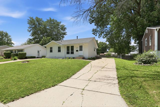 2319 Pinehurst Drive, Bettendorf, IA 52722
