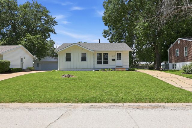 2319 Pinehurst Drive, Bettendorf, IA 52722