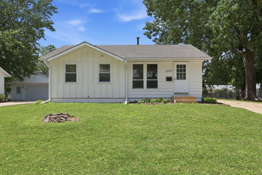 2319 Pinehurst Drive, Bettendorf, IA 52722