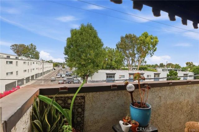 18530 Hatteras Street 337, Tarzana, CA 91356