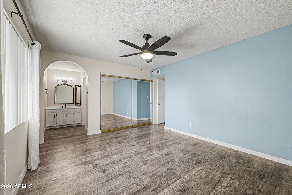 Image 10 of property listing at 2956 W SANDRA Terrace, Phoenix, AZ 85053