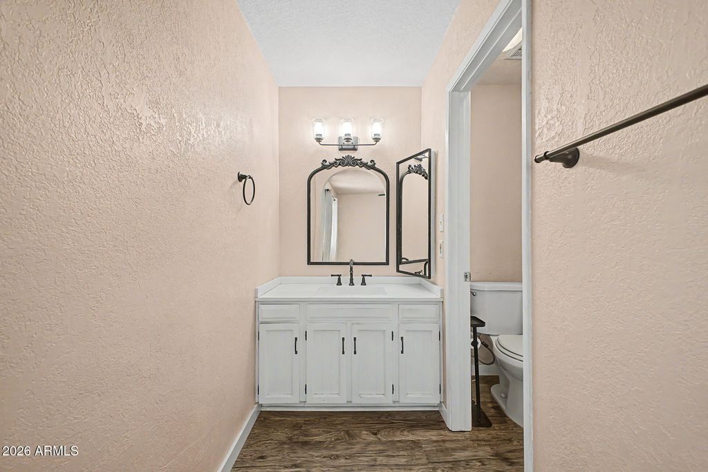 Image 11 of property listing at 2956 W SANDRA Terrace, Phoenix, AZ 85053