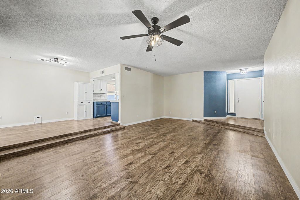 Image 3 of property listing at 2956 W SANDRA Terrace, Phoenix, AZ 85053