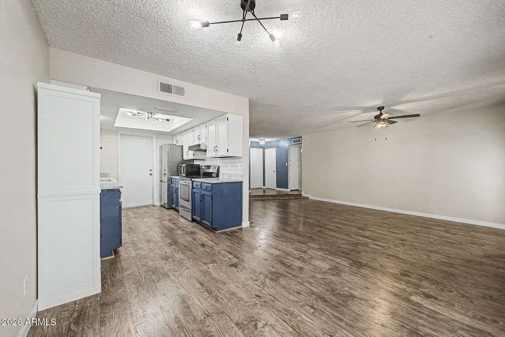 Image 6 of property listing at 2956 W SANDRA Terrace, Phoenix, AZ 85053