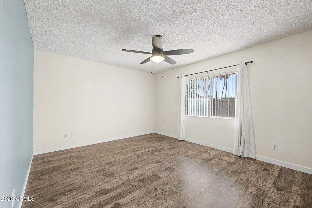 Image 9 of property listing at 2956 W SANDRA Terrace, Phoenix, AZ 85053