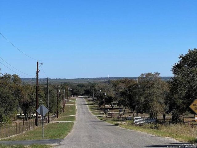 267 267 County Road 6861, Natalia, TX 78059