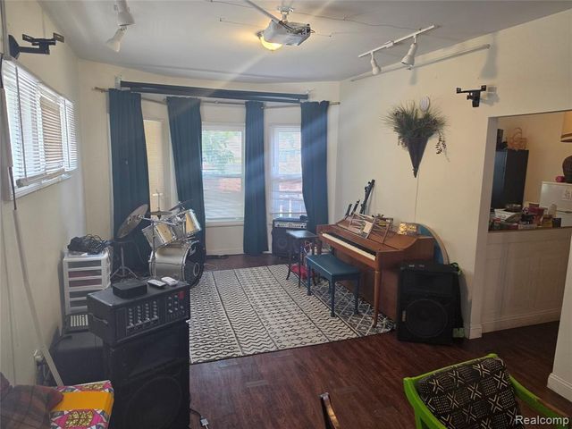 80 Clairmount Street, Detroit, MI 48202