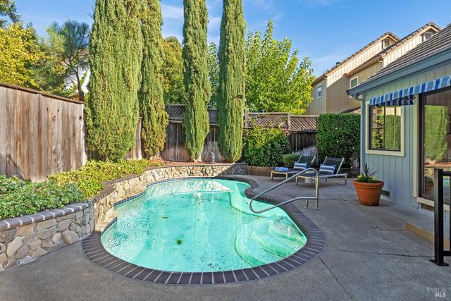 629 Barcelona Dr, Sonoma, CA 95476