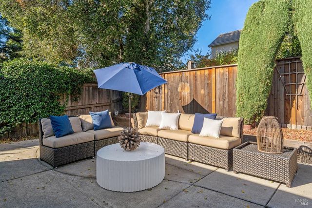 629 Barcelona Dr, Sonoma, CA 95476