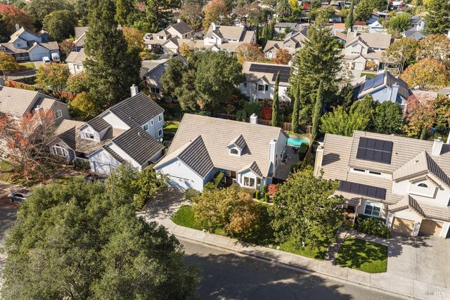 629 Barcelona Dr, Sonoma, CA 95476