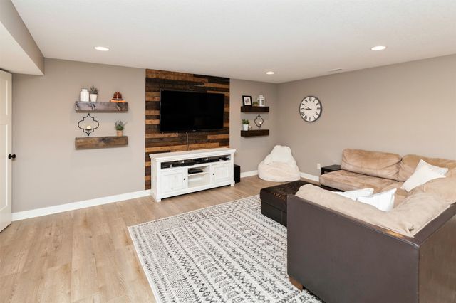 645 NE Traverse Drive, Waukee, IA 50263
