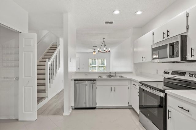 8646 HUNTERS KEY CIRCLE, Tampa, FL 33647