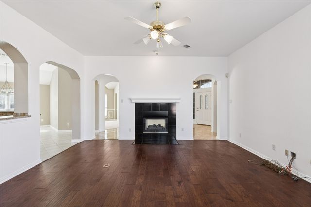 600 Quick Silver Drive, Desoto, TX 75115