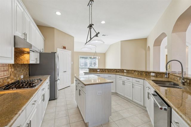 600 Quick Silver Drive, Desoto, TX 75115