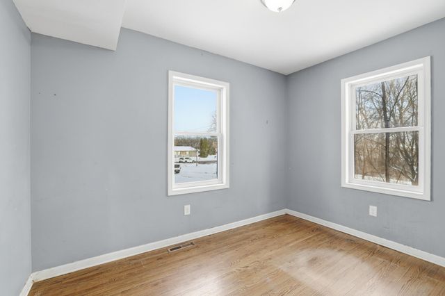 58 Wheelock Parkway E, Saint Paul, MN 55117