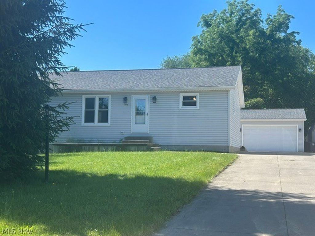 2372 Triplett Boulevard, Akron, OH 44312