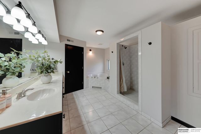 5009 CR 39 County Road, Fort Calhoun, NE 68023