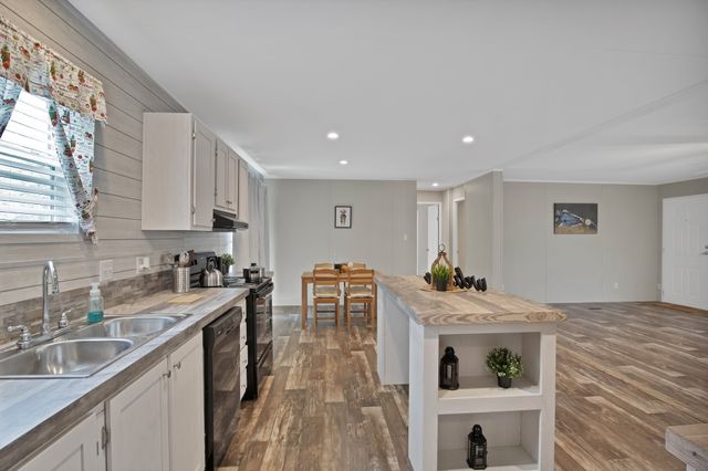 5904 S Lakeside Hills Court, Granbury, TX 76048