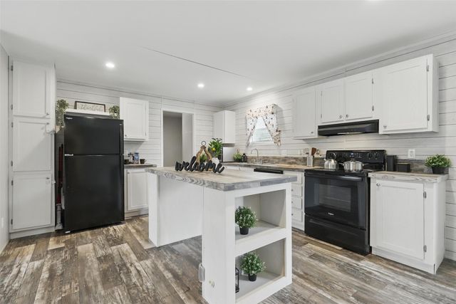 5904 S Lakeside Hills Court, Granbury, TX 76048