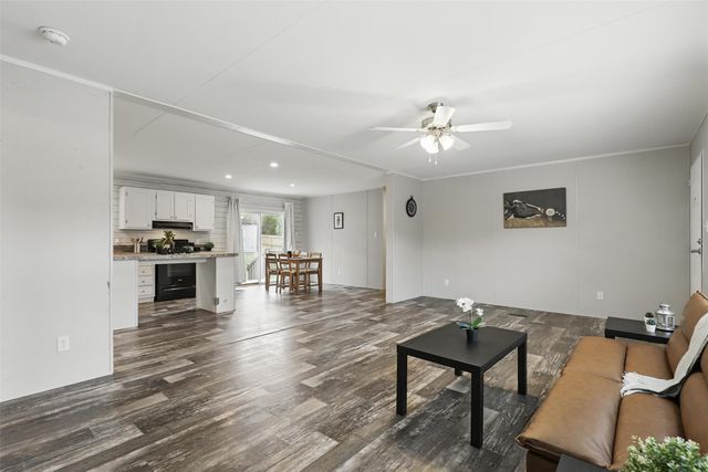 5904 S Lakeside Hills Court, Granbury, TX 76048
