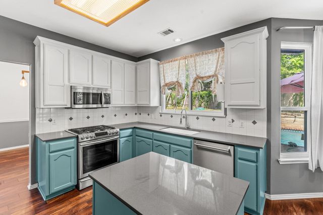 504 PLEASANT VALLEY DR, Pflugerville, TX 78660