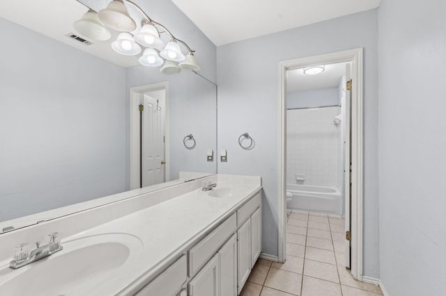 504 PLEASANT VALLEY DR, Pflugerville, TX 78660