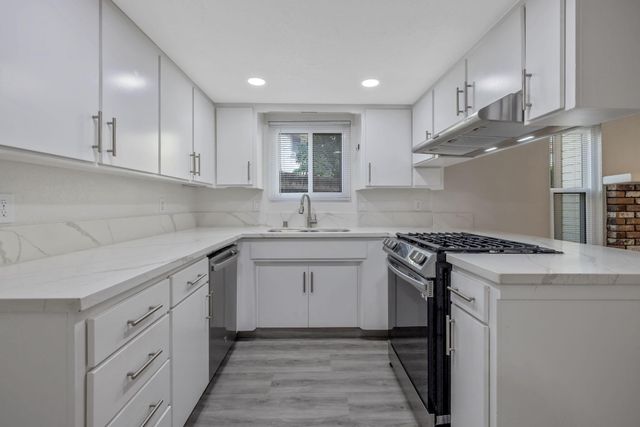 2024 E Laura Avenue, Visalia, CA 93292