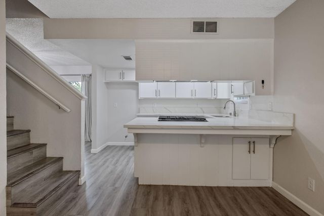 2024 E Laura Avenue, Visalia, CA 93292