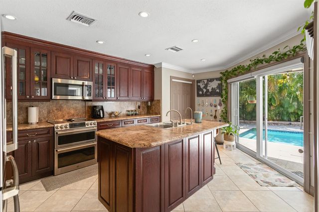 4050 NW 7th Lane, Delray Beach, FL 33445