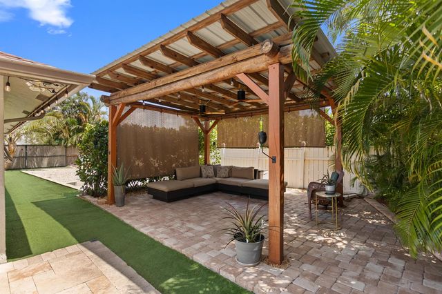 4050 NW 7th Lane, Delray Beach, FL 33445